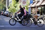 Amsterdam 25 augustus 2016
Frank Rijkaard met zijn vrouw Stephanie op de fiets.