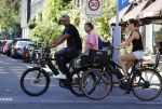 Amsterdam 25 augustus 2016
Frank Rijkaard met zijn vrouw Stephanie op de fiets.