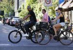 Amsterdam 25 augustus 2016
Frank Rijkaard met zijn vrouw Stephanie op de fiets.