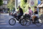 Amsterdam 25 augustus 2016
Frank Rijkaard met zijn vrouw Stephanie op de fiets.