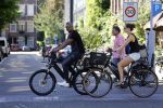 Amsterdam 25 augustus 2016
Frank Rijkaard met zijn vrouw Stephanie op de fiets.
