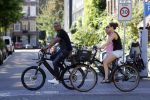 Amsterdam 25 augustus 2016
Frank Rijkaard met zijn vrouw Stephanie op de fiets.