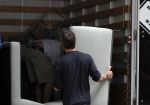 Amsterdam 10 augustus 2016  
Guy Pierce de vriend van Carice v Houten helpt de verhuizer met het tillen van de bank naar de verhuiswagen.