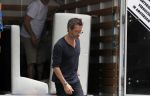 Amsterdam 10 augustus 2016  
Guy Pierce de vriend van Carice v Houten helpt de verhuizer met het tillen van de bank naar de verhuiswagen.