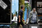 Amsterdam 10 augustus 2016  
Guy Pierce de vriend van Carice v Houten helpt de verhuizer met het tillen van de bank naar de verhuiswagen.