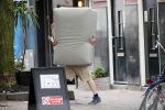 Amsterdam 10 augustus 2016  
Guy Pierce de vriend van Carice v Houten helpt de verhuizer met het tillen van de bank naar de verhuiswagen.