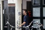 Amsterdam 10 augustus 2016  
Guy Pierce de vriend van Carice v Houten helpt de verhuizer met het tillen van de bank naar de verhuiswagen.