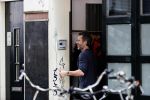 Amsterdam 10 augustus 2016  
Guy Pierce de vriend van Carice v Houten helpt de verhuizer met het tillen van de bank naar de verhuiswagen.