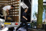 Amsterdam 10 augustus 2016  
Guy Pierce de vriend van Carice v Houten helpt de verhuizer met het tillen van de bank naar de verhuiswagen.