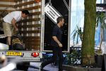 Amsterdam 10 augustus 2016  
Guy Pierce de vriend van Carice v Houten helpt de verhuizer met het tillen van de bank naar de verhuiswagen.