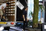 Amsterdam 10 augustus 2016  
Guy Pierce de vriend van Carice v Houten helpt de verhuizer met het tillen van de bank naar de verhuiswagen.