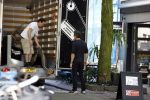 Amsterdam 10 augustus 2016  
Guy Pierce de vriend van Carice v Houten helpt de verhuizer met het tillen van de bank naar de verhuiswagen.