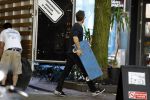 Amsterdam 10 augustus 2016  
Guy Pierce de vriend van Carice v Houten helpt de verhuizer met het tillen van de bank naar de verhuiswagen.