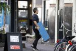 Amsterdam 10 augustus 2016  
Guy Pierce de vriend van Carice v Houten helpt de verhuizer met het tillen van de bank naar de verhuiswagen.