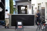 Amsterdam 10 augustus 2016  
Guy Pierce de vriend van Carice v Houten helpt de verhuizer met het tillen van de bank naar de verhuiswagen.