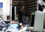 Amsterdam 10 augustus 2016  
Guy Pierce de vriend van Carice v Houten helpt de verhuizer met het tillen van de bank naar de verhuiswagen.