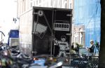 Amsterdam 10 augustus 2016  
Guy Pierce de vriend van Carice v Houten helpt de verhuizer met het tillen van de bank naar de verhuiswagen.