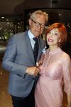 Amsterdam 4 september 2016
Modeshow Paul Schulten in Hotel Okura. Marijke Helwegen met man (middelvinger)