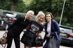 Amsterdam 12 augustus 2016
Nikkie Plessen gaat op de foto met twee dames in amsterdam . Selfie