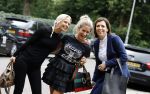 Amsterdam 12 augustus 2016
Nikkie Plessen gaat op de foto met twee dames in amsterdam . Selfie