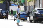 Amsterdam 23 augustus 2016 
Ruben Nicolai met zijn dochter op straat