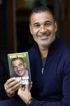 Amsterdam 10 augustus 2016
Ruud Gullit samen met zijn dochter Joelle op terras. Ruud bekijkt samen met haar zijn nieuwe boek.
