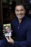 Amsterdam 10 augustus 2016
Ruud Gullit samen met zijn dochter Joelle op terras. Ruud bekijkt samen met haar zijn nieuwe boek.