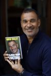 Amsterdam 10 augustus 2016
Ruud Gullit samen met zijn dochter Joelle op terras. Ruud bekijkt samen met haar zijn nieuwe boek.