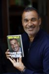 Amsterdam 10 augustus 2016
Ruud Gullit samen met zijn dochter Joelle op terras. Ruud bekijkt samen met haar zijn nieuwe boek.