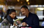 Amsterdam 10 augustus 2016
Ruud Gullit samen met zijn dochter Joelle op terras. Ruud bekijkt samen met haar zijn nieuwe boek.