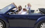 ibiza 27 juni 2016
Sonja Bakker met man Jan Reus en zoon Bram bij cala Bassa. Ze rijden in een VW kever cabrio.