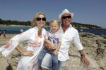 ibiza 27 juni 2016
Sonja Bakker met man Jan Reus en zoon Bram bij cala Bassa. Ze rijden in een VW kever cabrio.