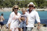 ibiza 27 juni 2016
Sonja Bakker met man Jan Reus en zoon Bram bij cala Bassa. Ze rijden in een VW kever cabrio.