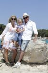 ibiza 27 juni 2016
Sonja Bakker met man Jan Reus en zoon Bram bij cala Bassa. Ze rijden in een VW kever cabrio.