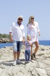 ibiza 27 juni 2016
Sonja Bakker met man Jan Reus en zoon Bram bij cala Bassa. Ze rijden in een VW kever cabrio.