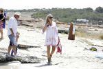ibiza 27 juni 2016
Sonja Bakker met man Jan Reus en zoon Bram bij cala Bassa. Ze rijden in een VW kever cabrio.
