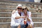 ibiza 27 juni 2016
Sonja Bakker met man Jan Reus en zoon Bram bij cala Bassa. Ze rijden in een VW kever cabrio.