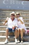 ibiza 27 juni 2016
Sonja Bakker met man Jan Reus en zoon Bram bij cala Bassa. Ze rijden in een VW kever cabrio.