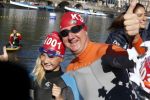 Amsterdam 3 september 2017  
ALS Cityswim in de amsterdamse grachten. Johnny de Mol jr en Rick Brandsteder zemmen met Ralph en Carlijn de Vies en hun kinderen  zoon Daniel en  hun dochter