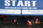 Amsterdam 3 september 2017  
ALS Cityswim in de amsterdamse grachten. Johnny de Mol jr en Rick Brandsteder zemmen met Ralph en Carlijn de Vies en hun kinderen  zoon Daniel en  hun dochter