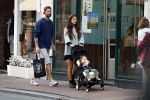 Amsterdam 9 augustus 2017
Arie Boomsma met zijn zwangere vrouw Romy en hun dochter Bobby in het centrum van Amsterdam.