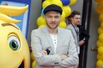 Amsterdam 2 augustus 2017  
Premiere emoji de film in pathe arena. Arjen Lubach met kinderen van zijn vriendin