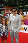 Amsterdam 2 augustus 2017  
Premiere emoji de film in pathe arena. Arjen Lubach met kinderen van zijn vriendin