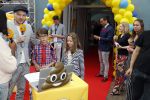 Amsterdam 2 augustus 2017  
Premiere emoji de film in pathe arena. Arjen Lubach met kinderen van zijn vriendin