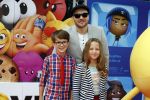 Amsterdam 2 augustus 2017  
Premiere emoji de film in pathe arena. Arjen Lubach met kinderen van zijn vriendin