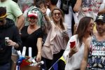 Amsterdam 5 augustus 2017
Barbara Frequin en Eefje Borstlap bij de canal parade.
