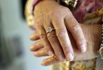 Vlaardingen 17 juli 2017
Bas v Toor vraagt zijn vrouw Coby opnieuw ten huwelijk met een grote ring