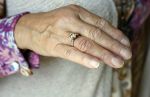 Vlaardingen 17 juli 2017
Bas v Toor vraagt zijn vrouw Coby opnieuw ten huwelijk met een grote ring
