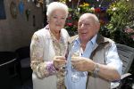 Vlaardingen 17 juli 2017
Bas v Toor vraagt zijn vrouw Coby opnieuw ten huwelijk met een grote ring