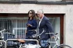 Amsterdam 2 augustus 2017
Bram Moszkowicz en zijn vriendin Nienke Hoogervorst verlaten haar kantoor.